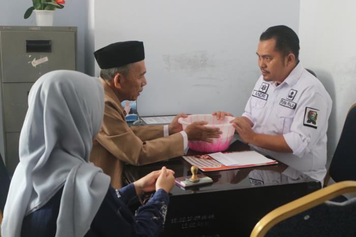 Kepala Dinas bersama Pegawai Diskominfo Kab. Majene Melakukan Penyerahan Akad Zakat Fitrah di kantor Kominfo Kab.Majene