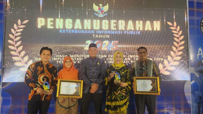 PPID Kabupaten Majene Raih Penghargaan Pada Malam Anugerah Keterbukaan Informasi Publik 2025