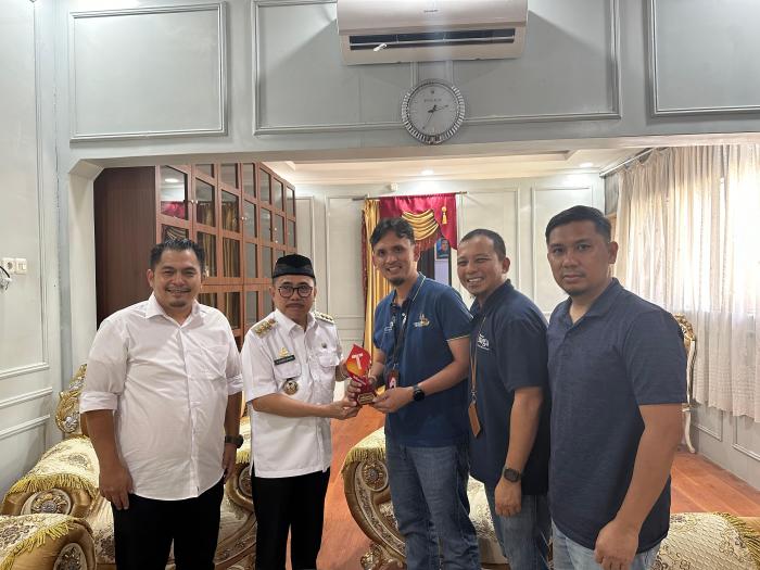 Kadis Kominfo mendampingi Bupati menerima kunjungan GM network operations & productvity reg sulawesi Telkomsel